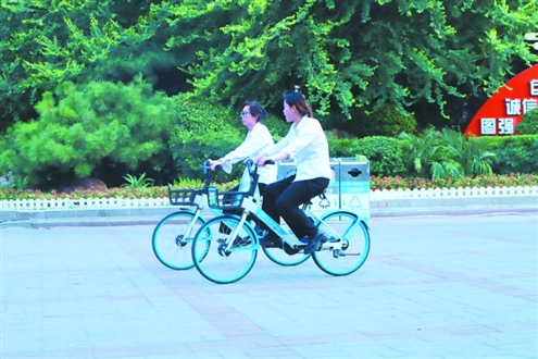 随着共享单车规范停放点的不断普及,不少市民都已经习惯了在指定区域内还车 本专题摄影 记者 周里